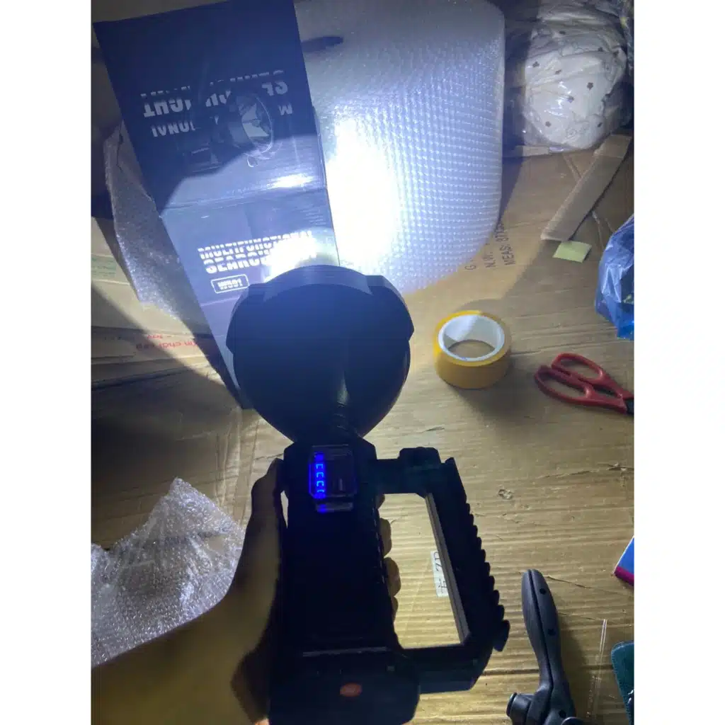 Đèn pin siêu sáng chống thấm nước W591 với dung lượng pin 8000mAh